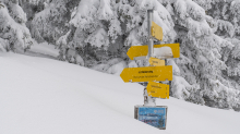 zugeschneites Wanderwegschild am Berg / Patscherkofel, Tirol, Austria