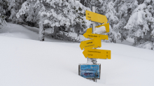 zugeschneites Wanderwegschild am Berg / Patscherkofel, Tirol, Austria