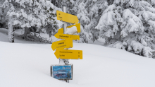 zugeschneites Wanderwegschild am Berg / Patscherkofel, Tirol, Austria