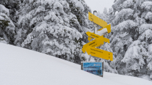 zugeschneites Wanderwegschild am Berg / Patscherkofel, Tirol, Austria