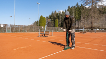 Frühjahrsinstandsetzung eines Tennisplatzes