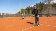 Frühjahrsinstandsetzung eines Tennisplatzes