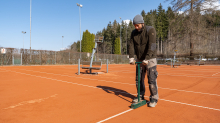 Frühjahrsinstandsetzung eines Tennisplatzes