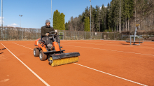 Frühjahrsinstandsetzung eines Tennisplatzes