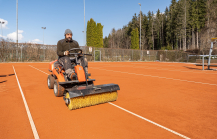 Frühjahrsinstandsetzung eines Tennisplatzes