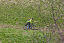 Moutainbiker auf einem Wanderweg