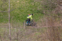 Moutainbiker auf einem Wanderweg