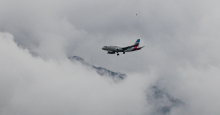 Eurowings Ferienflieger / Flugzeug über Innsbruck, Tirol, Österreich