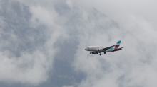 Eurowings Ferienflieger / Flugzeug über Innsbruck, Tirol, Österreich