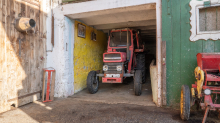 Traktor auf einem Bauernhof in Aldrans, Tirol, Österreich