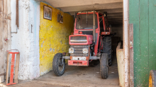 Traktor auf einem Bauernhof in Aldrans, Tirol, Österreich