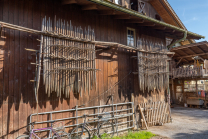 Stangger zum Heutrocknen an einer Scheune / Aldrans, Tirol, Österreich