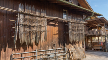 Stangger zum Heutrocknen an einer Scheune / Aldrans, Tirol, Österreich