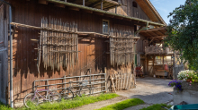 Stangger zum Heutrocknen an einer Scheune / Aldrans, Tirol, Österreich