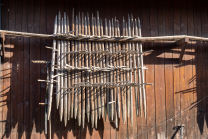 Stangger zum Heutrocknen an einer Scheune / Aldrans, Tirol, Österreich