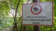 Reitverbot-Tafel / Aldrans, Tirol, Österreich