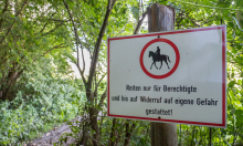 Reitverbot-Tafel / Aldrans, Tirol, Österreich