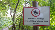 Reitverbot-Tafel / Aldrans, Tirol, Österreich