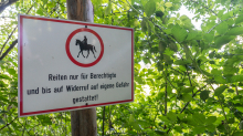 Reitverbot-Tafel / Aldrans, Tirol, Österreich