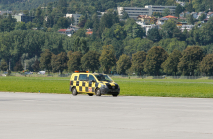 Follow-me Flughafenfahrzeug / Flughafen Innsbruck, Tirol, Österreich