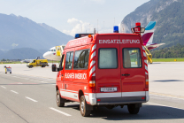 Einsatzleitung der Feuerwehr am Flughafen Innsbruck, Tirol, Österreich