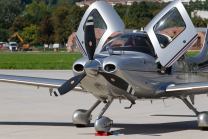 Privatflugzeug am Flughafen Innsbruck, Tirol, Österreich